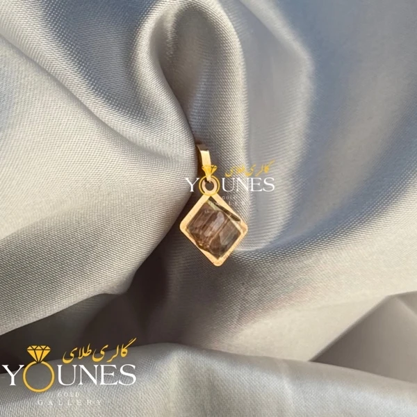 تصویر دوم آویز طلا سواروسکی مربعی سالمونی